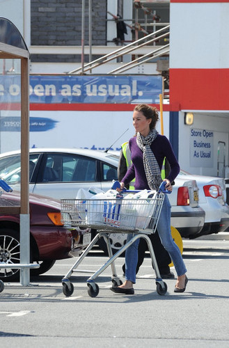  Kate Middleton at Tesco supermarket