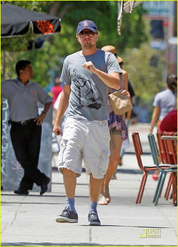  Leonardo DiCaprio & Blake Lively: Grocery Shopping!