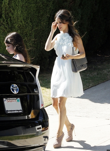  Rachel leaving her inicial with her little sister for the Teen Choice Awards!