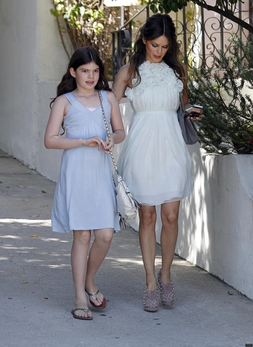  Rachel leaving her inicial with her little sister for the Teen Choice Awards!