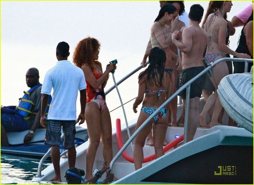  Rihanna: Bob Marley swimsuit کا, سومساٹ in Barbados!