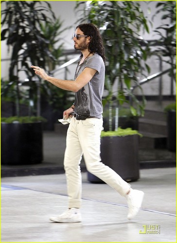  Russell Brand: Lunch rendez-vous amoureux, date In Beverly Hills!