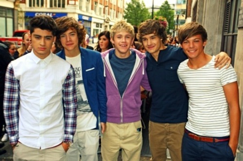 1D = Heartthrobs (Enternal pag-ibig 41D) Outside BBC Studio In London 10/08/11!! 100% Real ♥