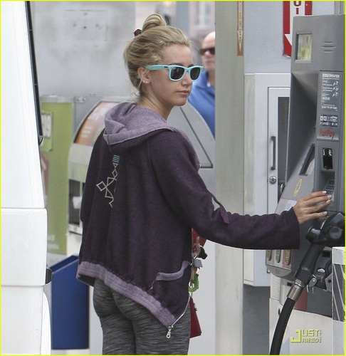 Ashley - Pumping gas in Hollywood - August 10, 2011