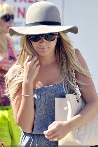 Ashley - Shopping at Planet Blue in Beverly Hills with her Mom Lisa - August 11, 2011