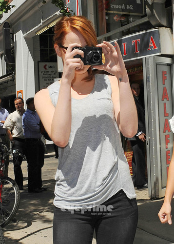  Emma Stone takes pics with Photogs as she leaves a Eatery in NY, Aug 11