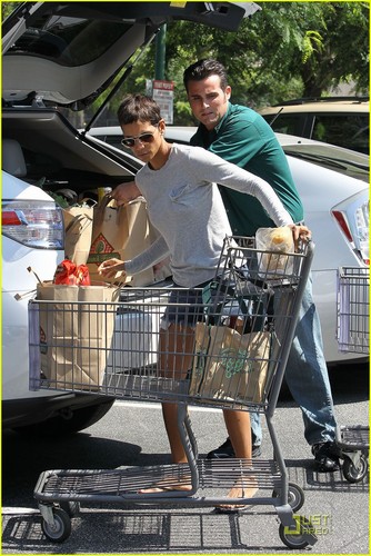  Halle Berry: Bristol Farms Grocery Gal