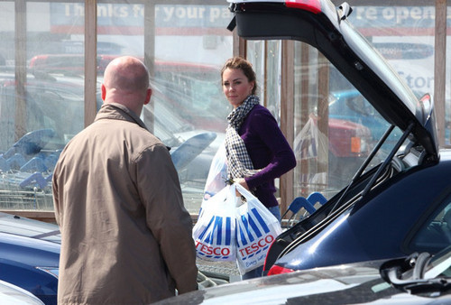  Kate Middleton at Tesco supermarket, pasar raya