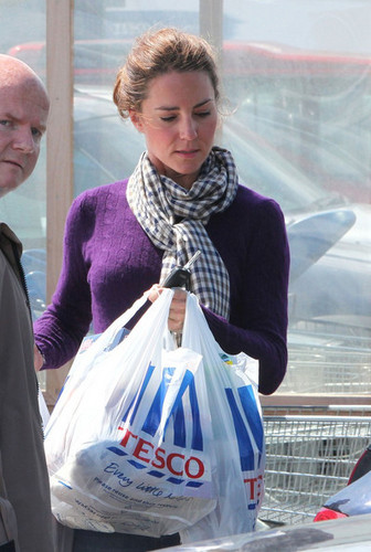  Kate Middleton at Tesco 超级市场, 超市