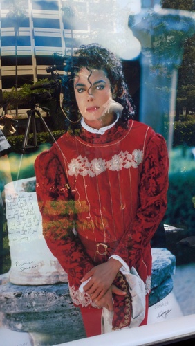  MJ's kids sign his picture