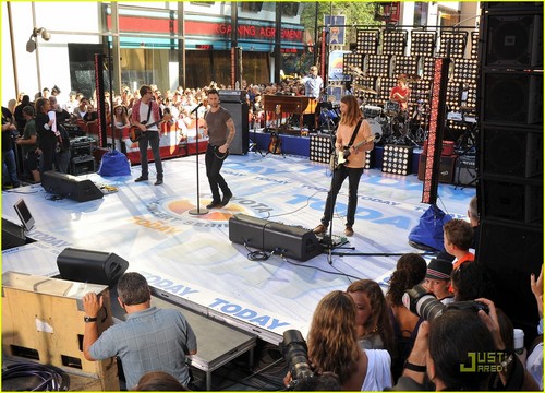 Maroon 5: 'Moves Like Jagger' on The Today Show!