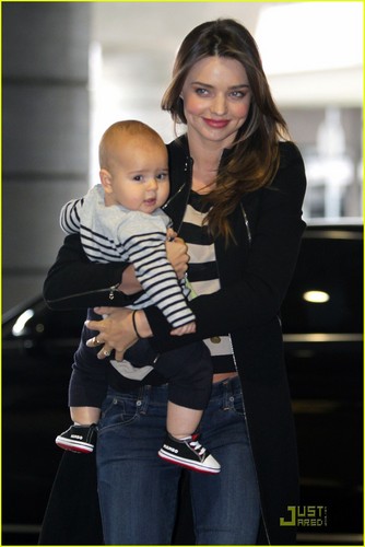  Miranda Kerr & Flynn: Calm Mother & Calm Baby!