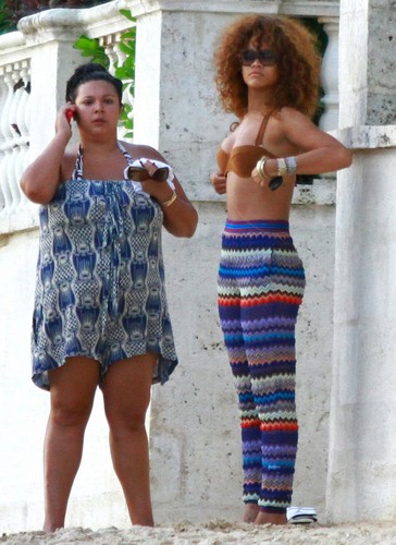  蕾哈娜 At The 海滩 In Barbados 05 08 2011