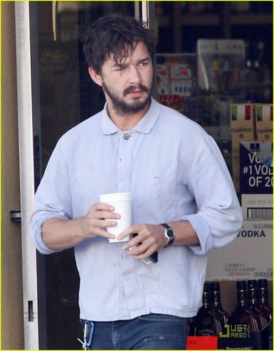  Shia LaBeouf Headed to Vancouver for 'Company あなた Keep'