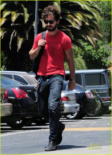 Shia LaBeouf Passes によって Joe Jonas in West Hollywood