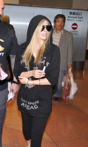  Avril Lavigne Greeted sa pamamagitan ng fans at an Airport in Tokyo!