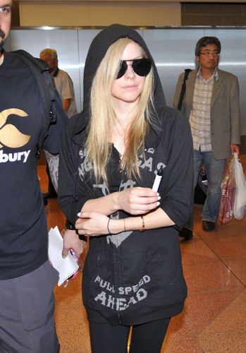  Avril Lavigne Greeted kwa mashabiki at an Airport in Tokyo!