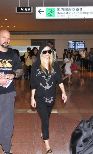  Avril Lavigne Greeted द्वारा प्रशंसकों at an Airport in Tokyo!