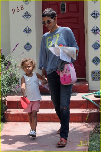  Halle Berry Has Hearts for Nahla