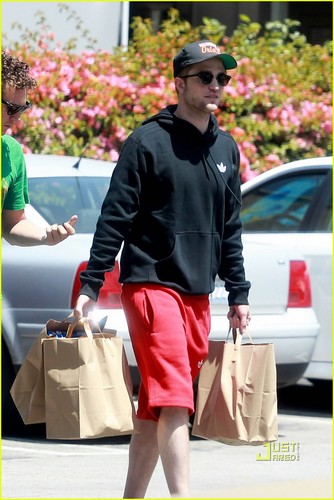  Robert Pattinson: Grocery Guy