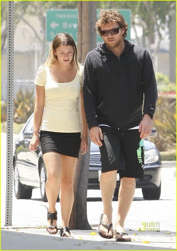  Sam Worthington Goes Out with His Girlfriend