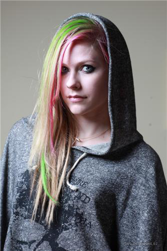 What do you think about her green hair streak Avril Lavigne Fanpop