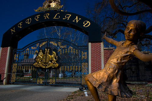  In which 年 Michael bought the land in Santa Ynez (Neverland)?