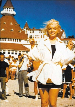  "some like it hot" (1958), tony curtis, jack lemmon, and marilyn monroe filmed in san diego,california(usa). what hotel ? (the hotel behind marilyn monroe)