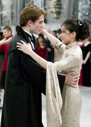  Who does Robert Thomas Pattinson from Twilight play on Harry Potter and The Goblet of Fire?