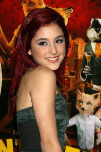  TRUE または FALSE: Ariana Grande dyed her hair red for her role?