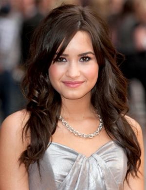  T/F: As of 2010, Demi Lovato never becomes a guest estrella in disney channel TV series.