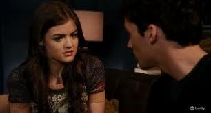  What does Ezra say after he asks Aria why would her 老友记 care?