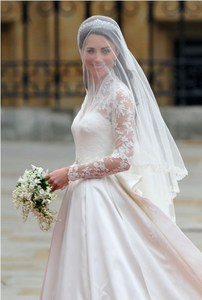 Which designer designed her wedding dress?