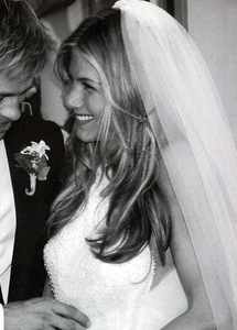  WHO DESIGNED HER WEDDING DRESS? - Jennifer Aniston