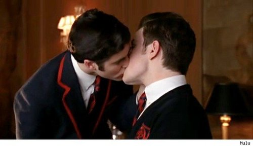  In which episode did Blaine and Kurt share their first kiss?