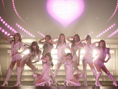  Which 3 from SNSD that host Japan's largest K-pop concert?