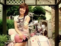  Tiffany's rosa scooter for Into The New World's MV actually belong to who?