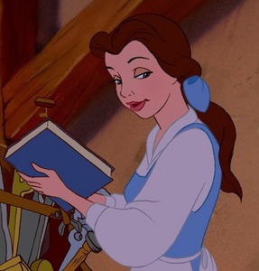 What are the books' mga kulay in front of Belle? (Excluding the one she holds)