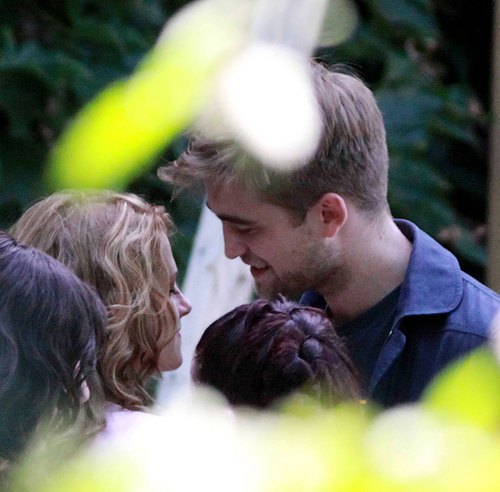  Rob & Kristen get cozy on set [august 13th]