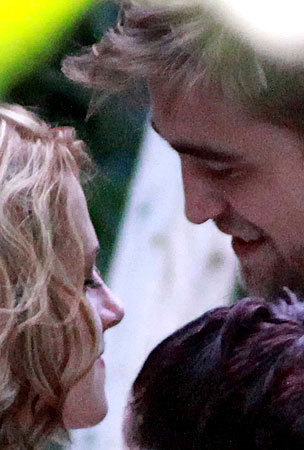  Rob & Kristen get cozy on set [august 13th]