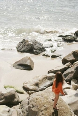  renesmee walking down to the plage