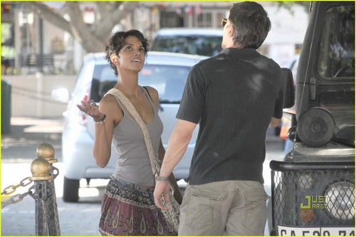  Halle Berry: Cape Town with Olivier Martinez!