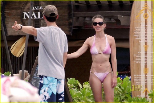  Hilary Swank: kulay-rosas Bikini in Hawaii!