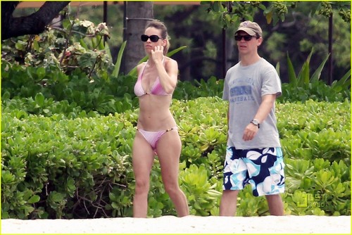  Hilary Swank: roze Bikini in Hawaii!