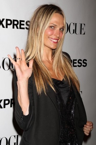  Molly Sims at an Express Event