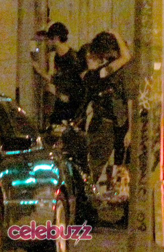 Rob & Kristen caught kissing!!!!!!