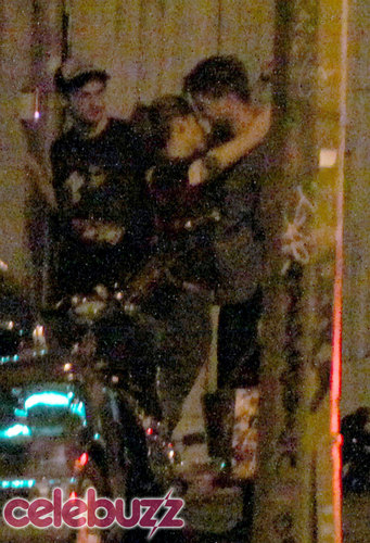  Rob & Kristen caught kissing!!!!!!