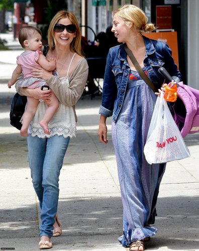  Sarah & шарлотка, шарлотта out in Brentwood