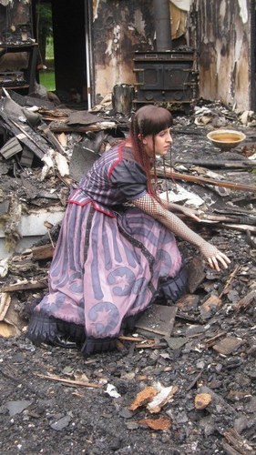  violett Baudelaire surveys the wreckage of her family Home in awe & misery