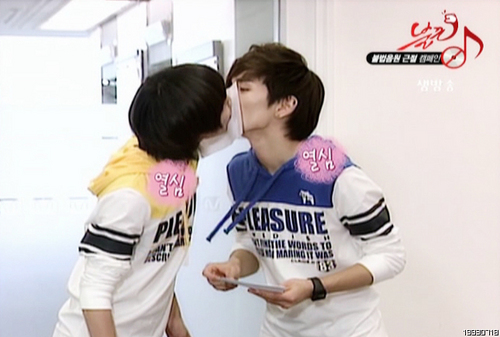  !!! ^^SHINee kissing xD